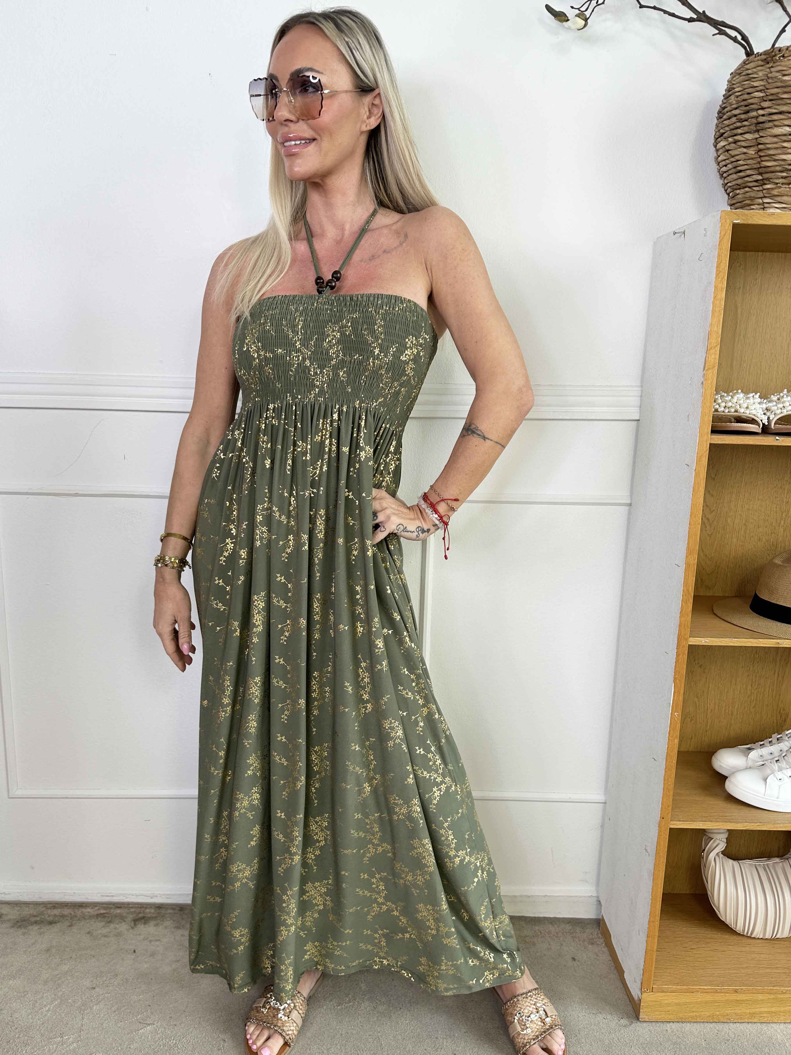 Lainey - Lang kjole med guldprint og smock henover brystet